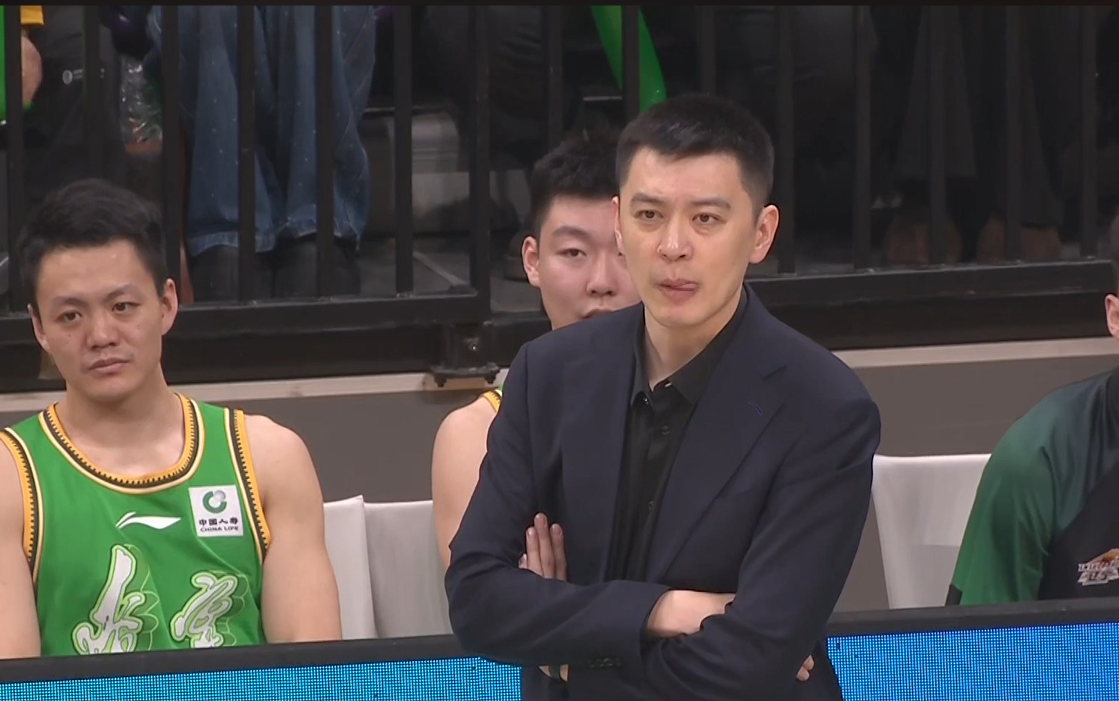 网站入口-辽宁队官宣：杨鸣返回沈阳，身体不适辞职 助教代理主教练之职